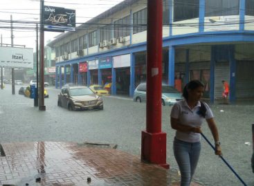 Calles de Colón, anegadas por fuertes lluvias