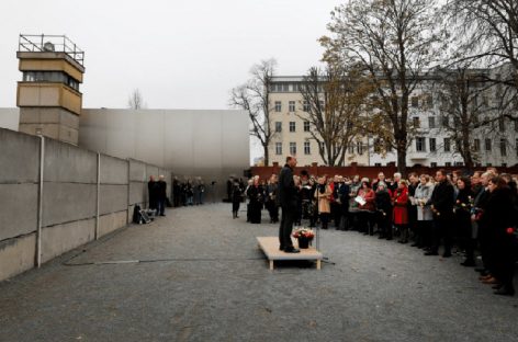 Berlín conmemoró los 28 años de la caída del muro