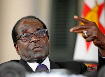 Mugabe aseguró que se encuentra “encerrado en su casa”