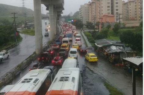 Fuertes lluvias provocaron caos vehicular en zonas de la capital