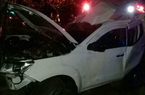Vehículo chocó contra la cerca de un local comercial en vía España