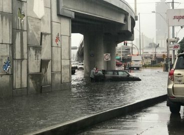 Varias vías de la capital están inundadas por fuertes lluvias