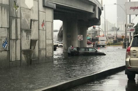Varias vías de la capital están inundadas por fuertes lluvias