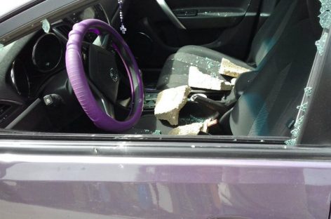 Estudiante partió vidrio del vehículo de una maestra en Colón