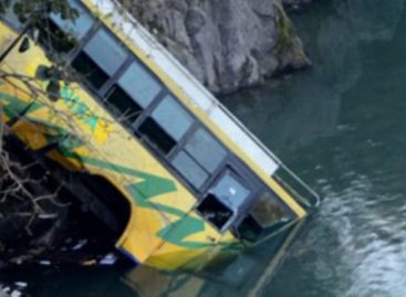 40 personas murieron al caer autobús a río en la India