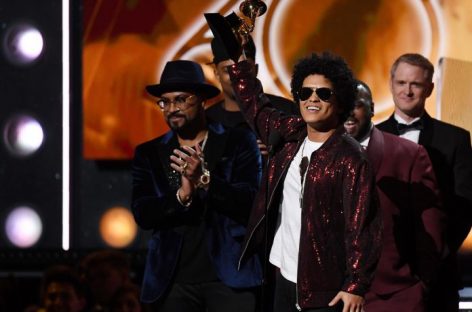 Bruno Mars hizo magia y arrasó con los seis Grammy a los que aspiraba
