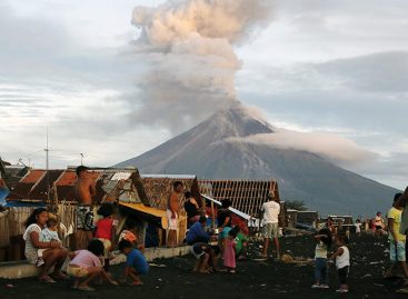 Volcán filipino Mayon intensifica sus erupciones y hay ya 70.000 evacuados