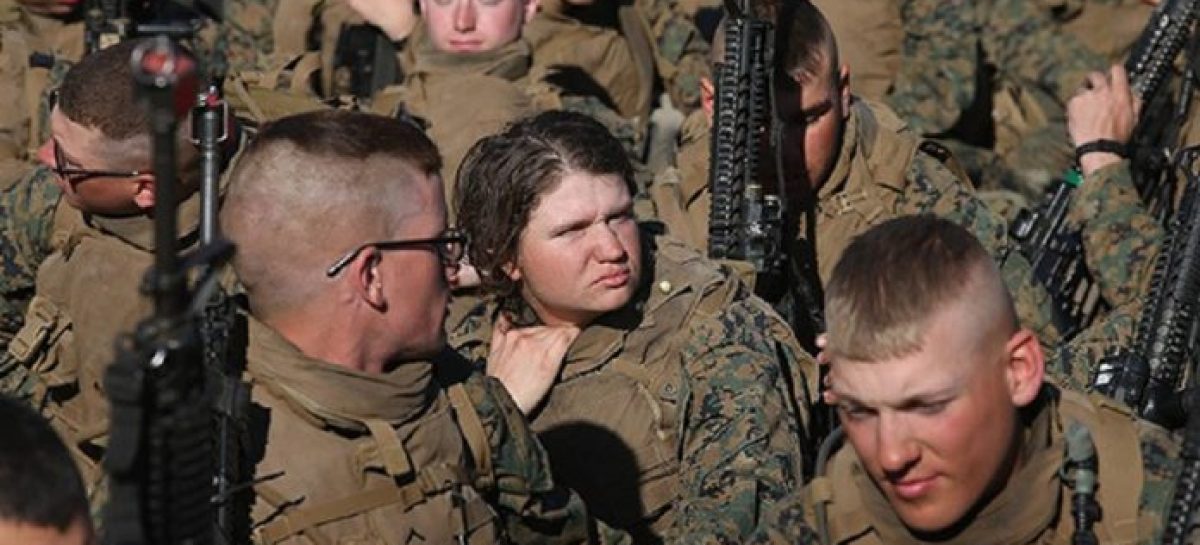 Soldados de Estados Unidos protestan frente al Pentágono contra el abuso sexual