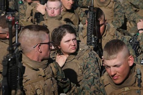 Soldados de Estados Unidos protestan frente al Pentágono contra el abuso sexual