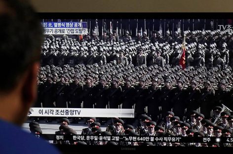Kim Jong-un presidió el desfile militar por el aniversario del Ejército