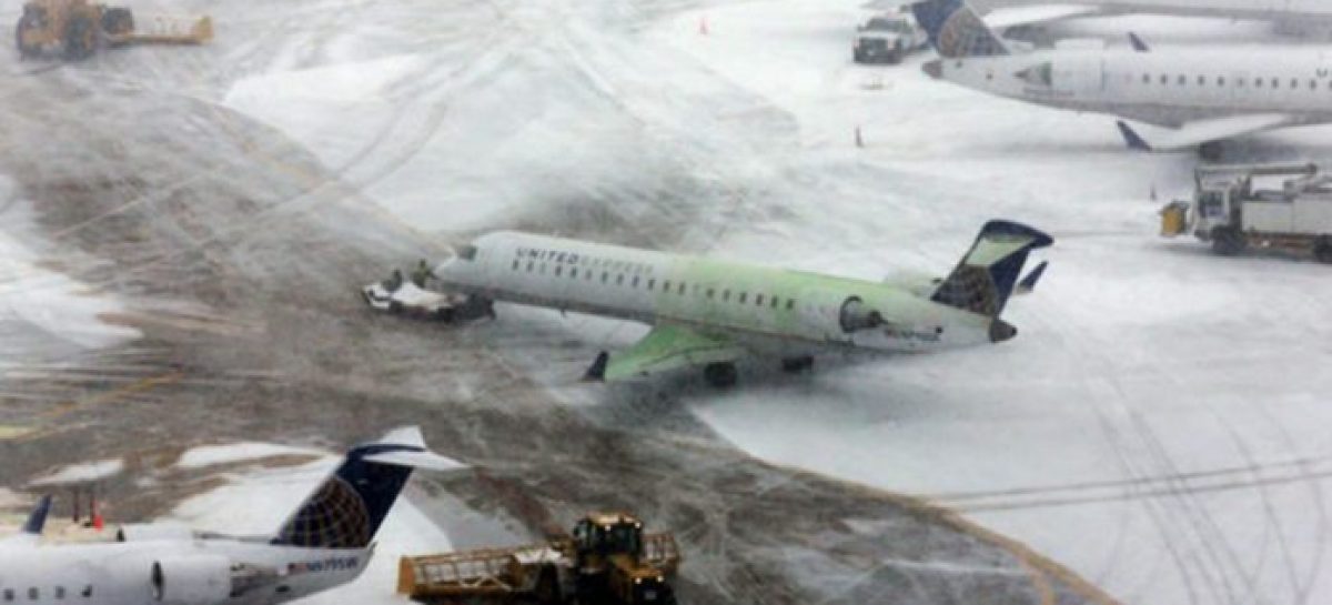 Nieve dificultó los accesos en los aeropuertos de París y generó retrasos