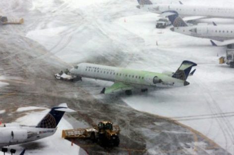 Nieve dificultó los accesos en los aeropuertos de París y generó retrasos