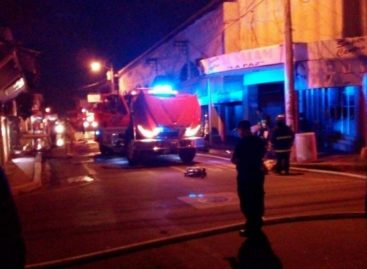 Un local de vehículos usados se incendió en Pueblo Nuevo