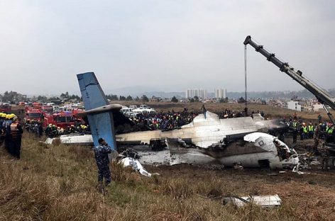 40 personas murieron tras estrellarse un avión en Nepal