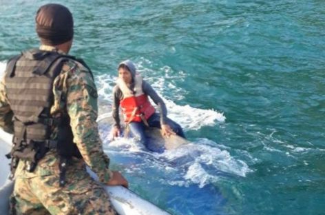 Rescatan a 10 inmigrantes tras naufragio de embarcación en Puerto Obaldía