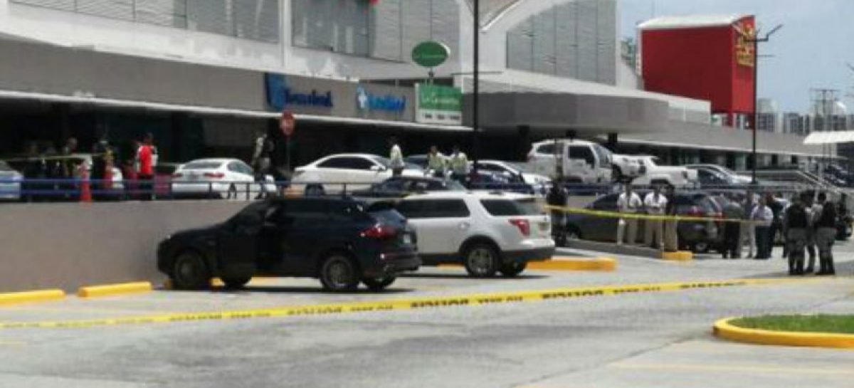 Un muerto y un herido durante hecho violento en estacionamientos de Plaza Centennial