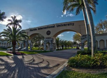 Universidad de Florida reanudó clases tras derrumbe de puente peatonal