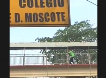Así evitaron que un hombre acabara con su vida en un puente de Río Abajo (VIDEO)