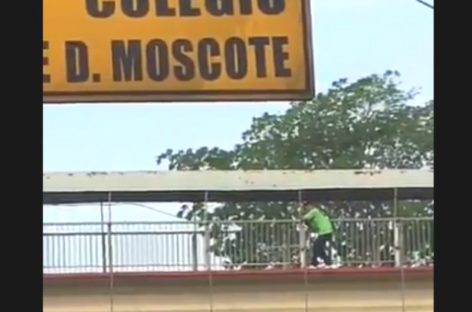 Así evitaron que un hombre acabara con su vida en un puente de Río Abajo (VIDEO)