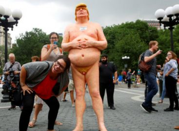 Subastan a 28 mil dólares una estatua de Donald Trump desnudo