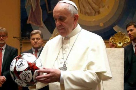 El papa desea que le Mundial de fútbol favorezca la paz entre países