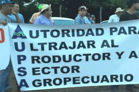 Productores protestan sobre el río La Villa contra aumento de las importaciones
