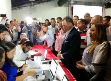 Juan Carlos Navarro se postula para primarias presidenciales del PRD