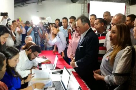 Juan Carlos Navarro se postula para primarias presidenciales del PRD