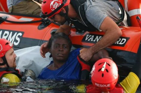 Impactante: Descubren a una náufraga aferrada a dos cuerpos en el Mediterráneo