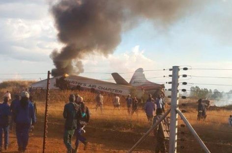 Al menos un muerto y 19 heridos al estrellarse una avioneta en Sudáfrica