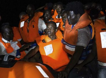 Open Arms sigue en el mar con 87 rescatados a la espera de puerto