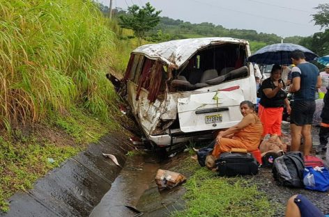 Un muerto y diez heridos en aparatoso accidente de bus en El Salado de Tolé