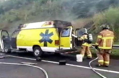 Ambulancia se incendió en autopista hacia Colón (+Video)