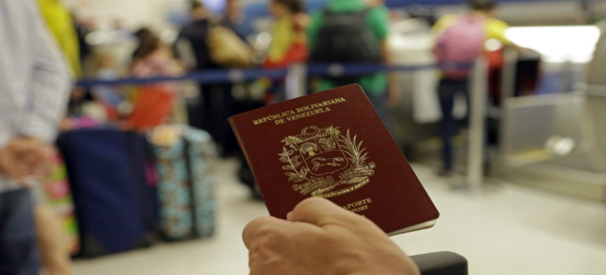 Venezolanos deben presentar pasaporte para ingresar en Ecuador