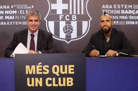 El chileno Arturo Vidal superó pruebas médicas y firmó con Barcelona