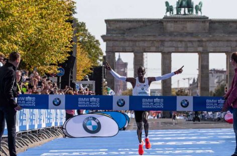 Kipchoge ganó el maratón de Berlín con nuevo récord mundial