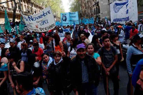 Una multitud protestó contra Macri en vísperas de huelga general en Argentina