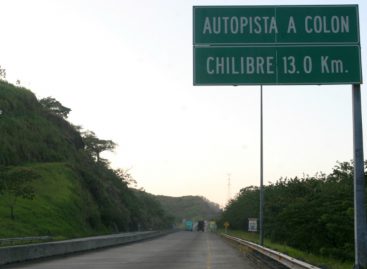 ¡Cuidado! Colocan grandes rocas para robar en la autopista Panamá-Colón