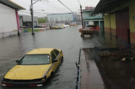 Calles de Colón se inundaron tras las lluvias