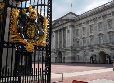 Detenido hombre en entrada del palacio de Buckingham por portar un arma