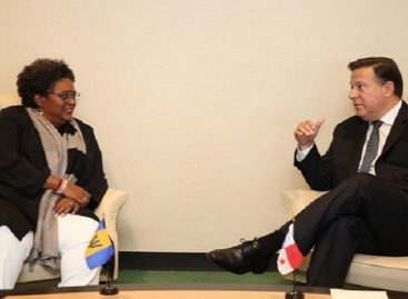 Varela se reunió con primera ministra de Barbados
