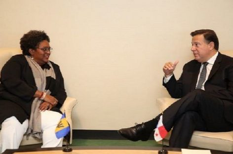Varela se reunió con primera ministra de Barbados