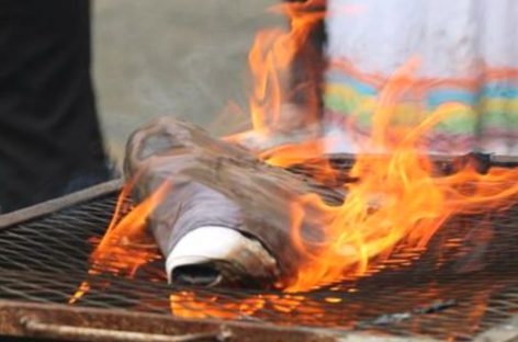 Realizan acto protocolar de cremación de banderas en desuso