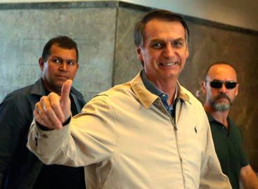 Bolsonaro aseguró confiado que tiene “una mano en la banda presidencial”