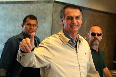 Bolsonaro aseguró confiado que tiene “una mano en la banda presidencial”