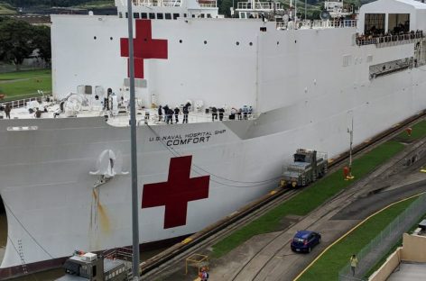 Buque hospital estadounidense que atenderá a migrantes venezolanos cruzó ayer el Canal