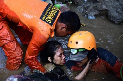 Balance de muertos tras tsunami de Indonesia subió a 832 personas