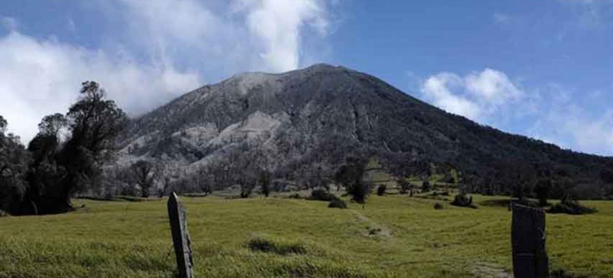 Volcán Turrialba lanzó ceniza y gases a mil metros de altura en Costa Rica