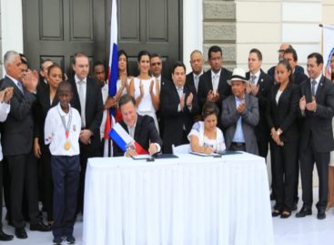 En el marco de festejos patrios Varela sancionó ley de Colón Puerto Libre