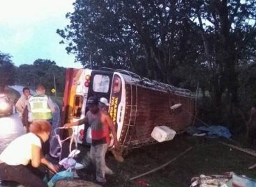 Al menos 20 personas quedaron heridas tras volcarse autobús en Nicaragua
